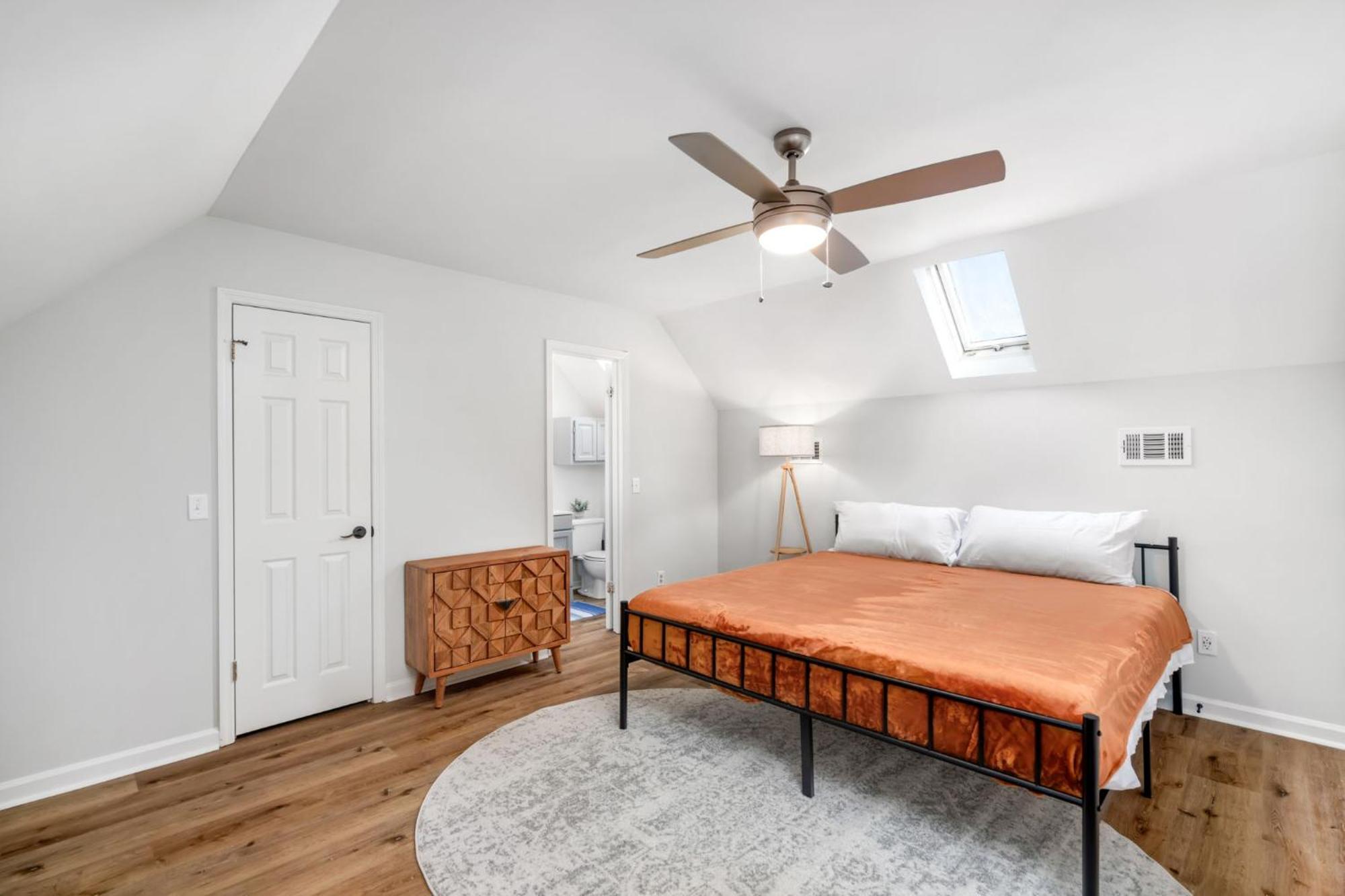 Appartamento Remodeled And New - Walk To Downtown Auburn Esterno foto