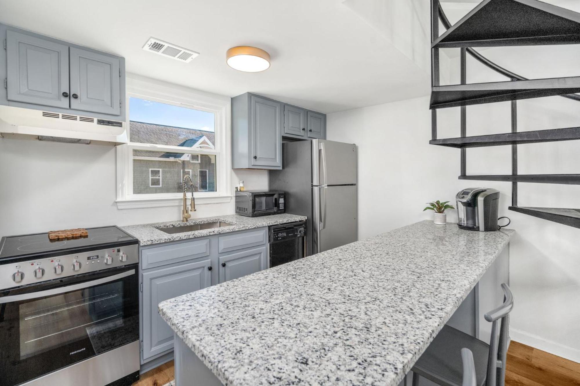 Appartamento Remodeled And New - Walk To Downtown Auburn Esterno foto